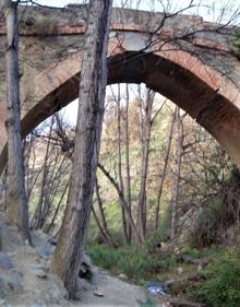 Imagen secundaria 2 - Balsa morisca, detalle de una calle de Pórtugos y puente medieval en Pórtugos.