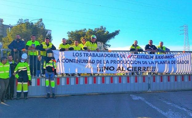 Encierro de los trabajadores de Cemex en la fábrica de Gádor. 