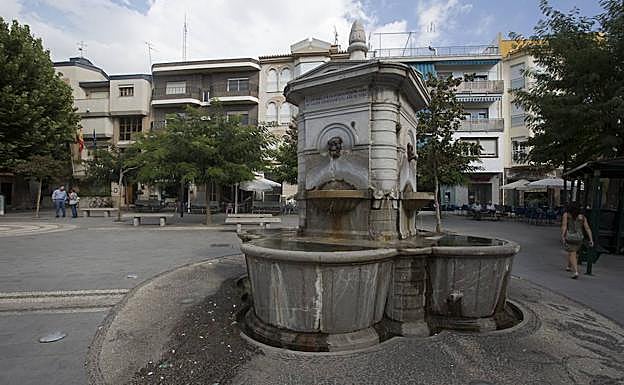 Pilar de la plaza de Dúrcal.