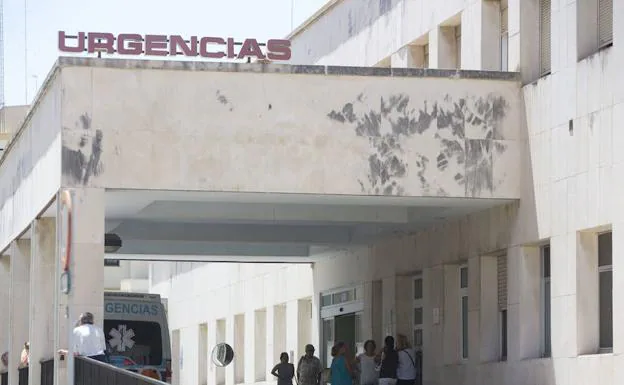 El hombre fue trasladao al hospital Puerta del Mar de Cádiz con quemaduras graves