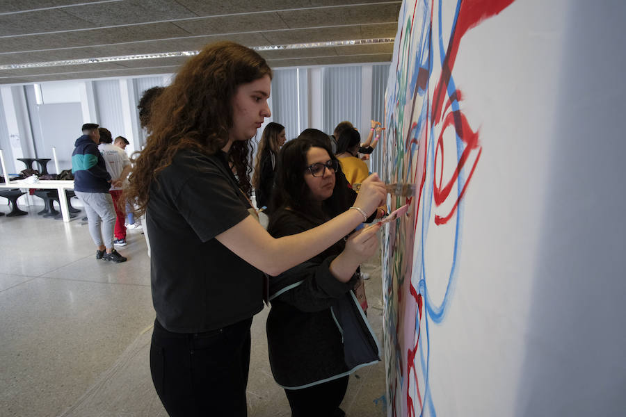 Las jornadas de Scholas Ciudadanía, que se celebra por primera vez en Granada, ha superado todas las expectativas por la alta participación y el trabajo de los estudiantes. El proyecto, que ya ha viajado por América Latina, Asia y parte de Europa, intenta que los estudiantes granadinos de las once instituciones públicas y privadas que han participado, analicen y propongan soluciones para los problemas que les afectan de manera más directa.