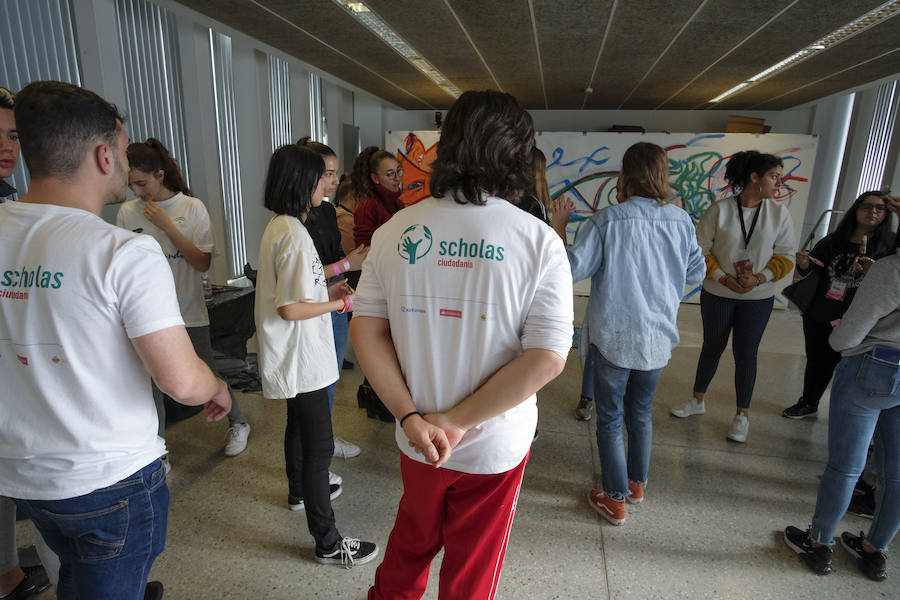 Las jornadas de Scholas Ciudadanía, que se celebra por primera vez en Granada, ha superado todas las expectativas por la alta participación y el trabajo de los estudiantes. El proyecto, que ya ha viajado por América Latina, Asia y parte de Europa, intenta que los estudiantes granadinos de las once instituciones públicas y privadas que han participado, analicen y propongan soluciones para los problemas que les afectan de manera más directa.