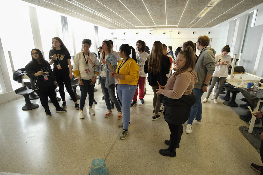 Las jornadas de Scholas Ciudadanía, que se celebra por primera vez en Granada, ha superado todas las expectativas por la alta participación y el trabajo de los estudiantes. El proyecto, que ya ha viajado por América Latina, Asia y parte de Europa, intenta que los estudiantes granadinos de las once instituciones públicas y privadas que han participado, analicen y propongan soluciones para los problemas que les afectan de manera más directa.