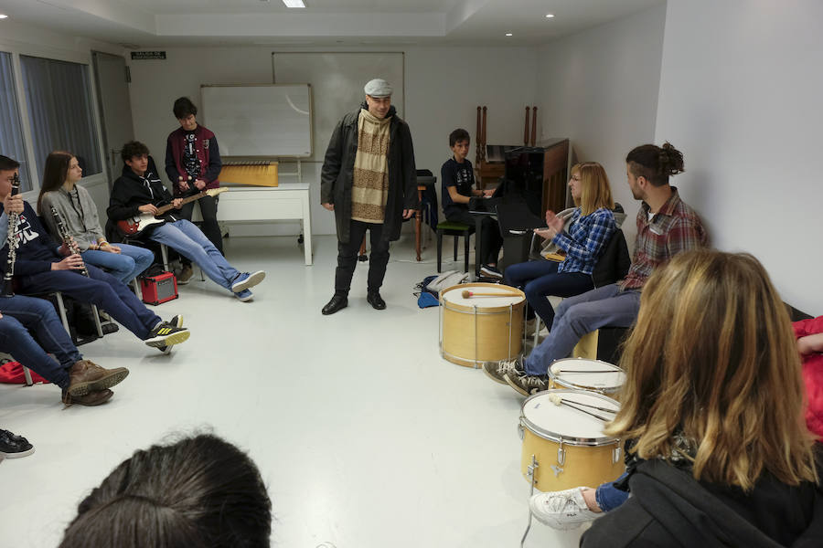 Las jornadas de Scholas Ciudadanía, que se celebra por primera vez en Granada, ha superado todas las expectativas por la alta participación y el trabajo de los estudiantes. El proyecto, que ya ha viajado por América Latina, Asia y parte de Europa, intenta que los estudiantes granadinos de las once instituciones públicas y privadas que han participado, analicen y propongan soluciones para los problemas que les afectan de manera más directa.