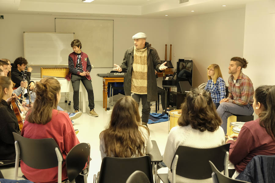 Las jornadas de Scholas Ciudadanía, que se celebra por primera vez en Granada, ha superado todas las expectativas por la alta participación y el trabajo de los estudiantes. El proyecto, que ya ha viajado por América Latina, Asia y parte de Europa, intenta que los estudiantes granadinos de las once instituciones públicas y privadas que han participado, analicen y propongan soluciones para los problemas que les afectan de manera más directa.