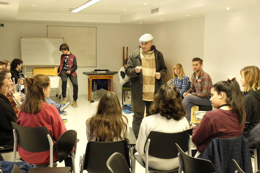 Las jornadas de Scholas Ciudadanía, que se celebra por primera vez en Granada, ha superado todas las expectativas por la alta participación y el trabajo de los estudiantes. El proyecto, que ya ha viajado por América Latina, Asia y parte de Europa, intenta que los estudiantes granadinos de las once instituciones públicas y privadas que han participado, analicen y propongan soluciones para los problemas que les afectan de manera más directa.