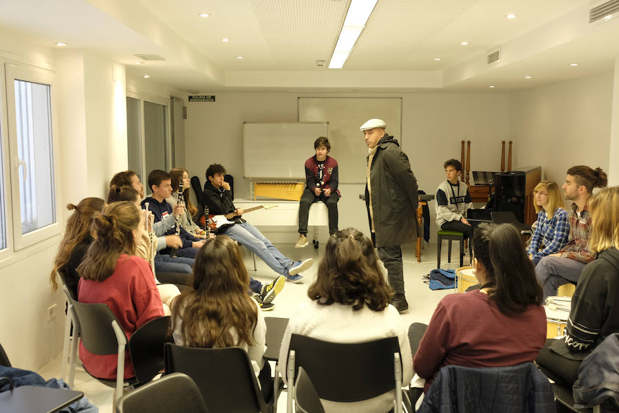 Las jornadas de Scholas Ciudadanía, que se celebra por primera vez en Granada, ha superado todas las expectativas por la alta participación y el trabajo de los estudiantes. El proyecto, que ya ha viajado por América Latina, Asia y parte de Europa, intenta que los estudiantes granadinos de las once instituciones públicas y privadas que han participado, analicen y propongan soluciones para los problemas que les afectan de manera más directa.