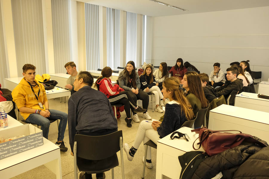 Las jornadas de Scholas Ciudadanía, que se celebra por primera vez en Granada, ha superado todas las expectativas por la alta participación y el trabajo de los estudiantes. El proyecto, que ya ha viajado por América Latina, Asia y parte de Europa, intenta que los estudiantes granadinos de las once instituciones públicas y privadas que han participado, analicen y propongan soluciones para los problemas que les afectan de manera más directa.
