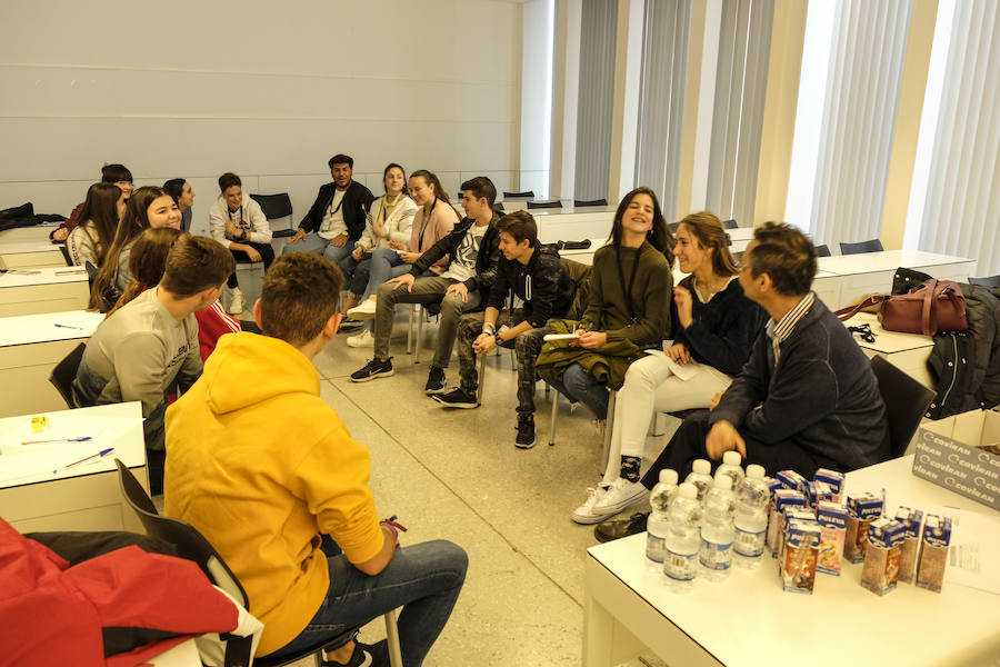 Las jornadas de Scholas Ciudadanía, que se celebra por primera vez en Granada, ha superado todas las expectativas por la alta participación y el trabajo de los estudiantes. El proyecto, que ya ha viajado por América Latina, Asia y parte de Europa, intenta que los estudiantes granadinos de las once instituciones públicas y privadas que han participado, analicen y propongan soluciones para los problemas que les afectan de manera más directa.