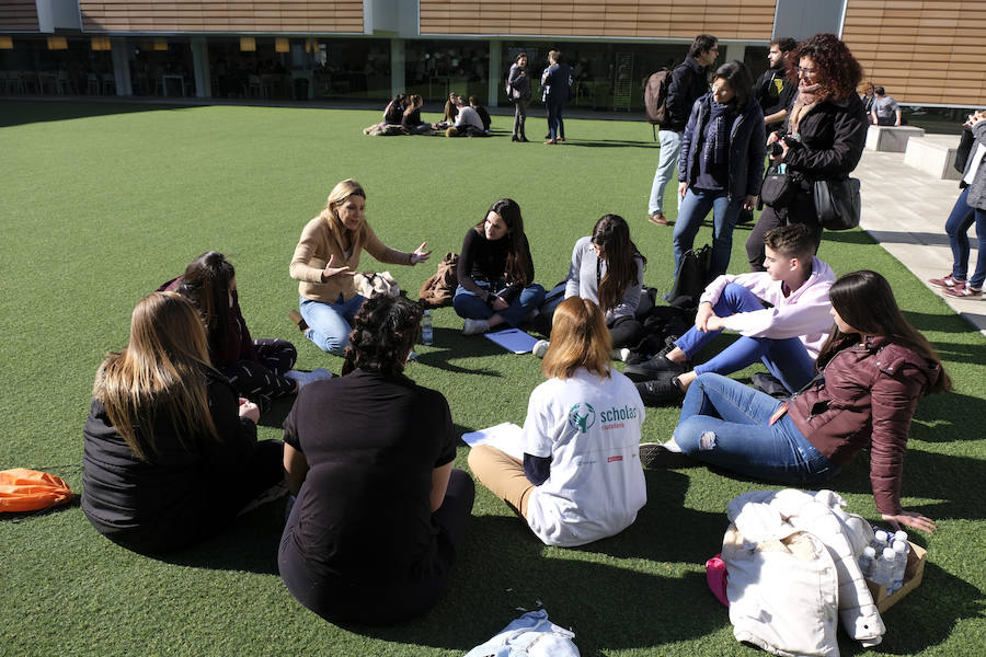Las jornadas de Scholas Ciudadanía, que se celebra por primera vez en Granada, ha superado todas las expectativas por la alta participación y el trabajo de los estudiantes. El proyecto, que ya ha viajado por América Latina, Asia y parte de Europa, intenta que los estudiantes granadinos de las once instituciones públicas y privadas que han participado, analicen y propongan soluciones para los problemas que les afectan de manera más directa.