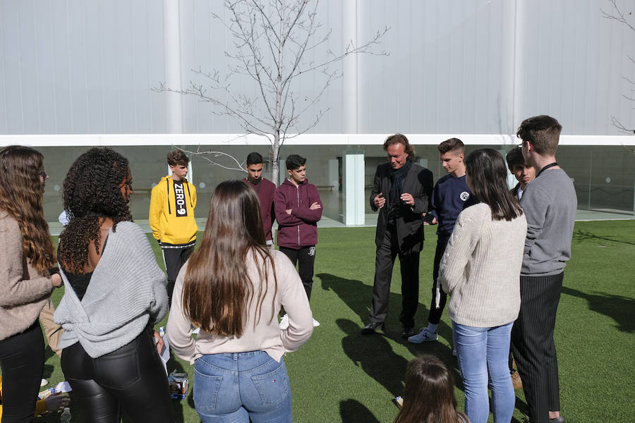 Las jornadas de Scholas Ciudadanía, que se celebra por primera vez en Granada, ha superado todas las expectativas por la alta participación y el trabajo de los estudiantes. El proyecto, que ya ha viajado por América Latina, Asia y parte de Europa, intenta que los estudiantes granadinos de las once instituciones públicas y privadas que han participado, analicen y propongan soluciones para los problemas que les afectan de manera más directa.