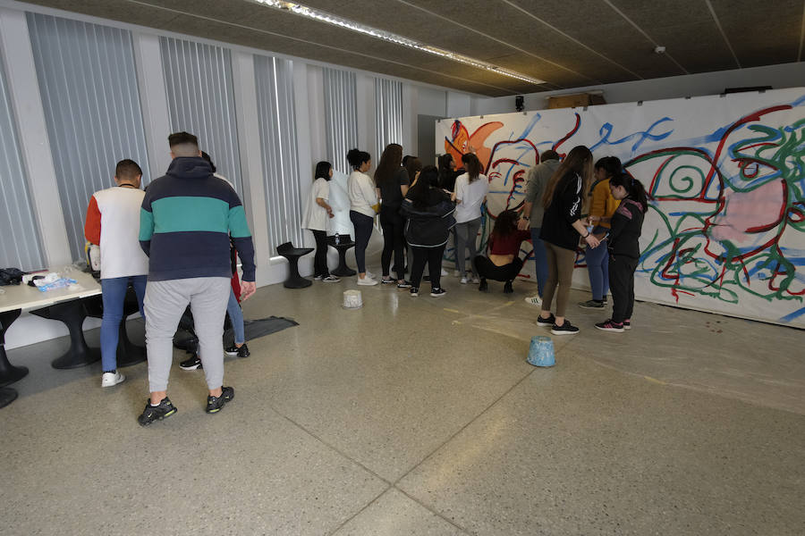 Las jornadas de Scholas Ciudadanía, que se celebra por primera vez en Granada, ha superado todas las expectativas por la alta participación y el trabajo de los estudiantes. El proyecto, que ya ha viajado por América Latina, Asia y parte de Europa, intenta que los estudiantes granadinos de las once instituciones públicas y privadas que han participado, analicen y propongan soluciones para los problemas que les afectan de manera más directa.