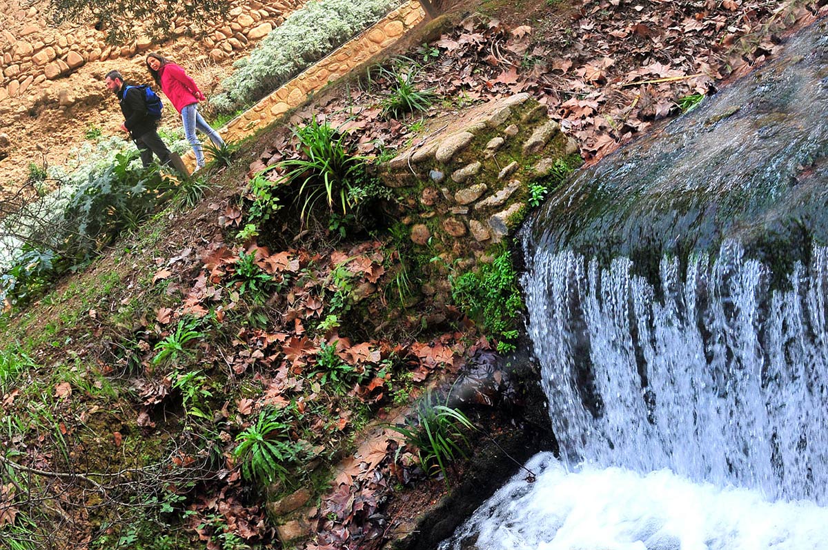 Cuesta de los Chinos: Es pasear bajo el influjo de las murallas de la Alhambra, con el sonido del agua de la Acequia Real que vuelve a su origen en el Darro. Se llega desde el Paseo de los Tristes y asciende al Generalife