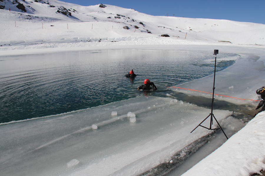 La Unidad de emergencias del Ejército (UME) realizó este jueves un ejercicio de inmersión en una de las balsas de abastecimiento de agua para la producción de nieve. Fue un ejercicio complejo en el que los especialistas tuvieron incluso que romper la gruesa capa de hielo para poder sumergirse.