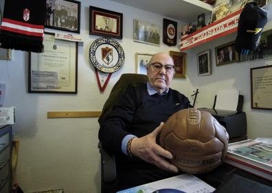 Imagen secundaria 1 - Julio Iglesias en las redes de la portería. Antonio Lasso, directivo histórico del Granada CF y Miranda y sus polémicas declaraciones.