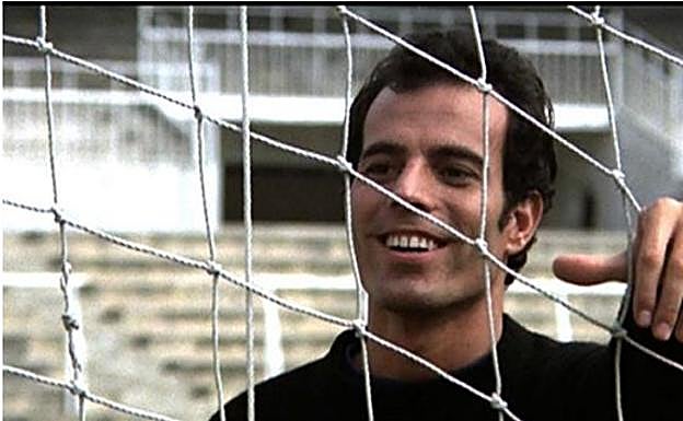 Imagen principal - Julio Iglesias en las redes de la portería. Antonio Lasso, directivo histórico del Granada CF y Miranda y sus polémicas declaraciones.