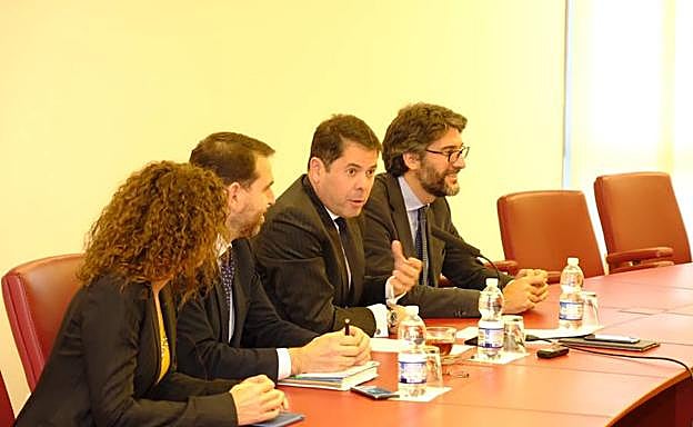 Gerardo Cuerva, respaldado por Joaquín Rubio, Mónica García y Luis Aribayos, durante el acto celebrado este viernes en la Cámara de Comercio