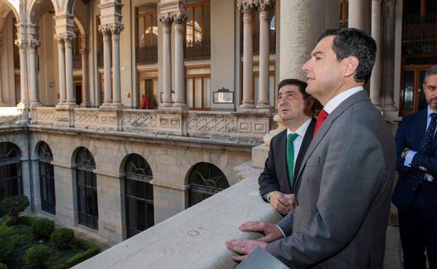 El presidente de la Junta de Andalucía, Juanma Moreno (d), junto al presidente de la Diputación de Jaén, Francisco Reyes, durante su visita este viernes a Jaén.