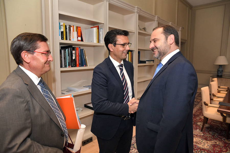 José Entrena y Francisco Cuenca visitan al ministro José Luis Ábalos, en la sede del ministerio.