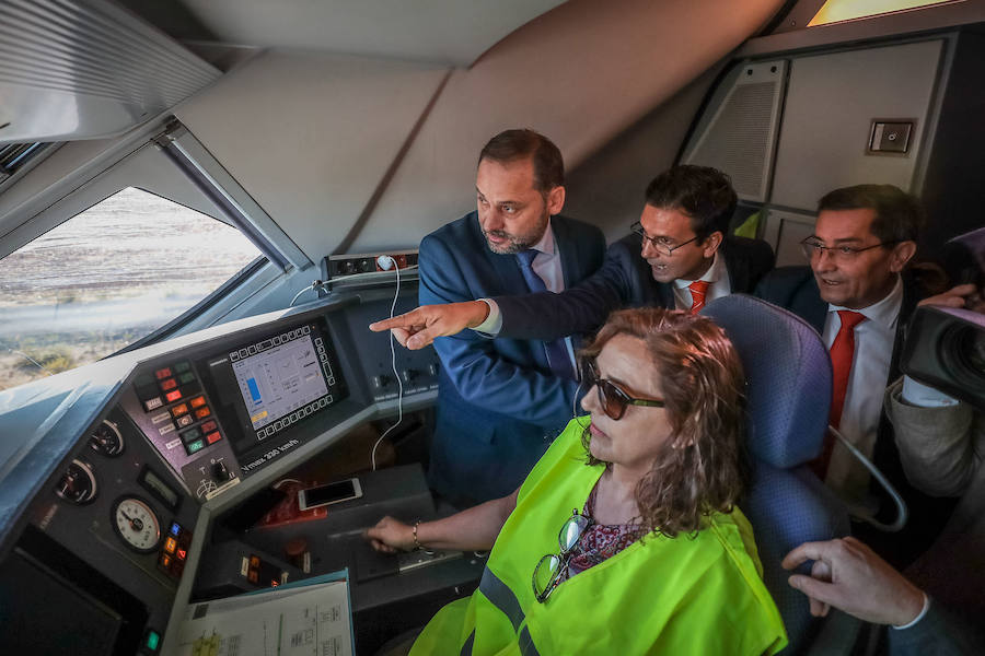 Autoridades granadinas acompañan a José Luis Ábalos en el viaje en pruebas del AVE