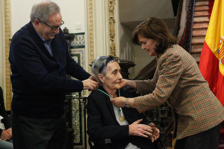 Carmen Calvo entrega a Mariluz Escribano el premio Elio Antonio de Nebrija de las Letras Andaluzas