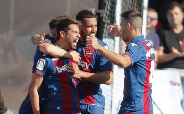 Coke celebra el segundo gol del Levante.