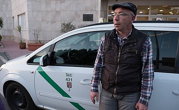 Joaquín posa junto al taxi que le robaron la tarde-noche del jueves.