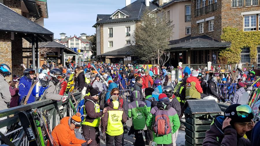 Decenas de personas se agolpan frente al telecabina Al-Andalus esperando por si la estación abre