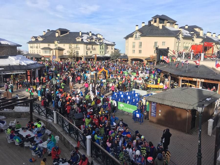 Decenas de personas se agolpan frente al telecabina Al-Andalus esperando por si la estación abre