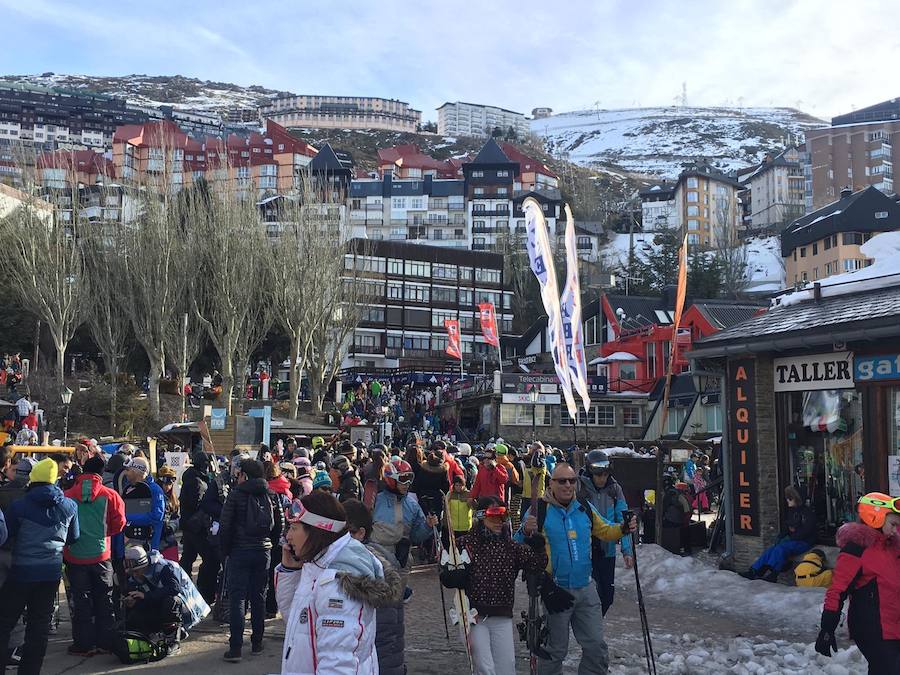 Decenas de personas se agolpan frente al telecabina Al-Andalus esperando por si la estación abre