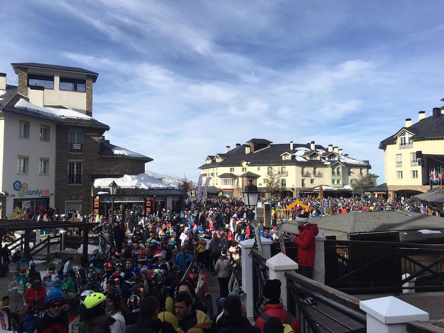 Decenas de personas se agolpan frente al telecabina Al-Andalus esperando por si la estación abre