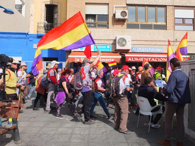 La marcha de 'La desbandá' pasa por el barrio de Pescadería ante la atenta mirada de los vecinos.