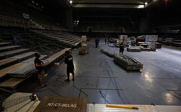 Los operarios del Palacio de Deportes preparando una de las configuraciones del pabellón.