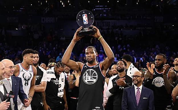 Durant, con el premio al Jugador Más Valioso (MVP) del partido. 