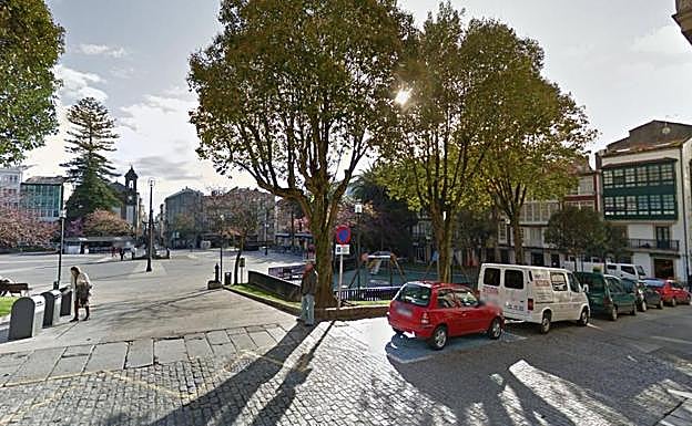 Imagen del parque infantil situado en la plaza Amboage de Ferrol. 