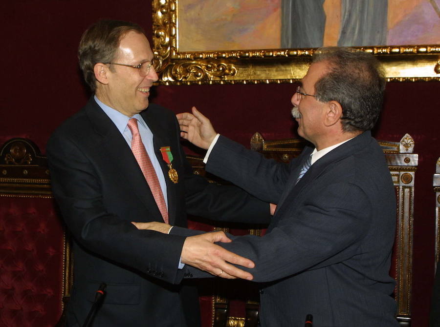 Recibe la Medalla de Oro de Granada de manos del alcalde José Moratalla en 2003