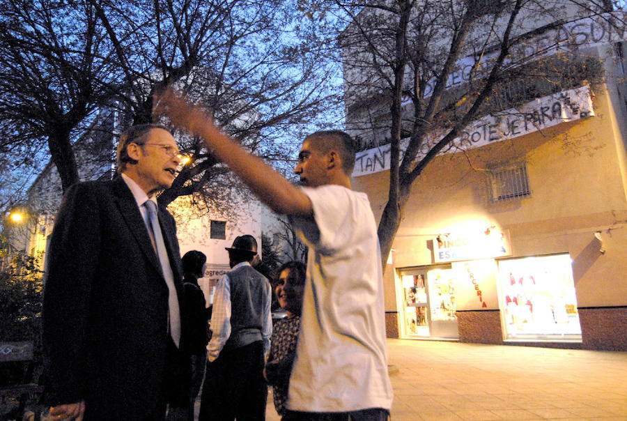 El Defensor del Ciudadano, Melchor Sáiz Pardo, conversa con rumano residente en el barrio de La Chana tras unos incidentes registrados en el barrio.2009