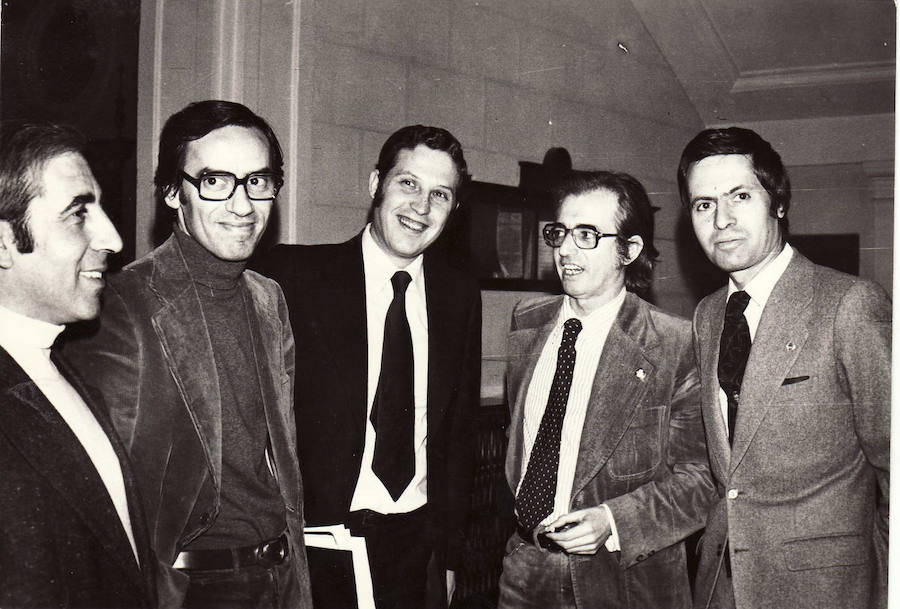 Daniel Maldonado, Alfonso Guerra, Melchor Sáiz-Pardo, Manuel Fernández Montesinos y José María Fernández y Fernández, tras su participación en un acto de UGT en la Casa del Pueblo de Granada. Noviembre 1977