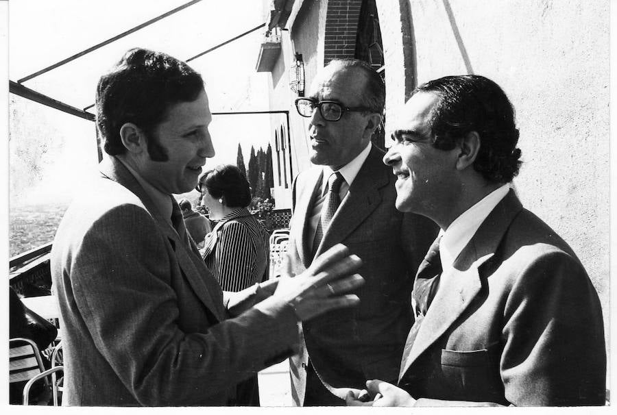 El director de IDEAL conversa con el presidente del gobierno Leopoldo Calvo Sotelo y el diputado granadino de la UCD Joaquín García Romanillos (D) en el transcurso de una visita privada del presidente a Granada. Enero de 1981
