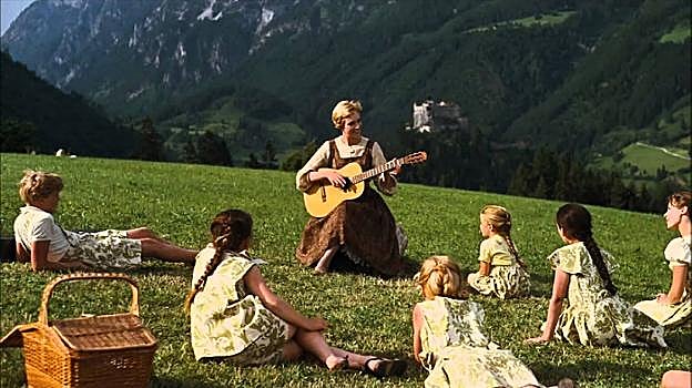 La actriz Julie Andrews interpreta en 'Sonrisas y lágrimas' a la institutriz que enamorará al capitán Von Trapp y a sus siete hijos.