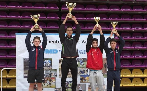 Cuatro de los palistas granadinos que brillaron en Valladolid posan con sus trofeos.