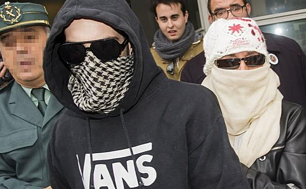 El «Cuco» y su madre, tras abandonar el juzgado donde se celebró el juicio contra los padres por incumplir la orden de alejamiento.