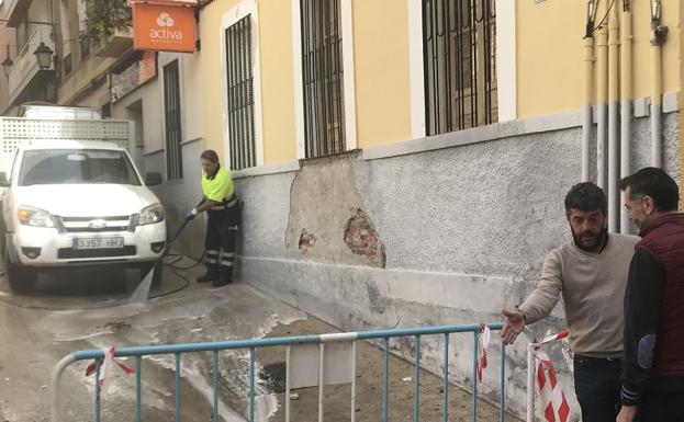 El vehículo lleva la máquina para limpiar las calles con agua a presión. 