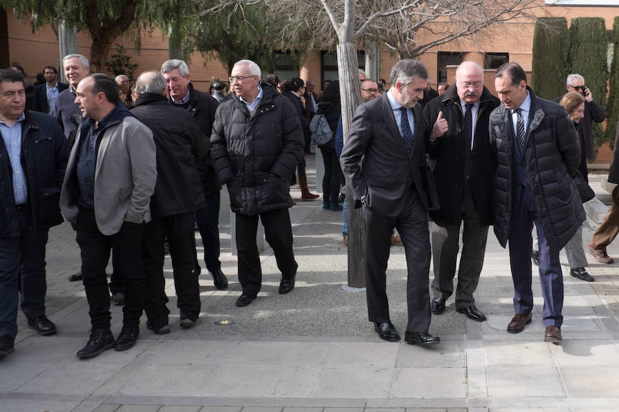 Familiares, amigos, periodistas, empleados y jubilados de IDEAL y representantes de diversas instituciones han dicho este martes el último adiós al histórico director de IDEAL, Melchor Sáiz-Pardo, cuyo funeral ha tenido lugar esta tarde en el Cementerio de San José de Granada.