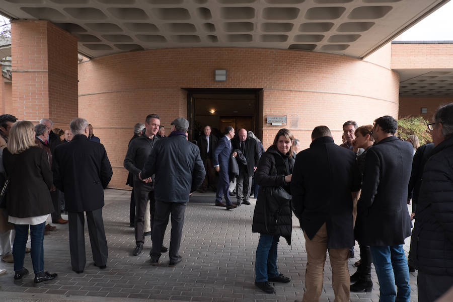 Familiares, amigos, periodistas, empleados y jubilados de IDEAL y representantes de diversas instituciones han dicho este martes el último adiós al histórico director de IDEAL, Melchor Sáiz-Pardo, cuyo funeral ha tenido lugar esta tarde en el Cementerio de San José de Granada.