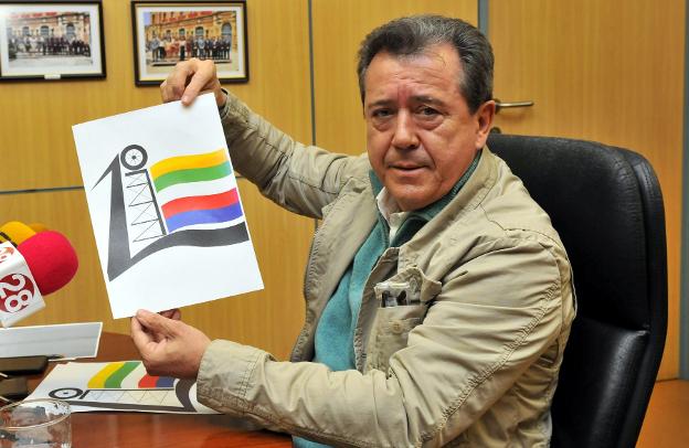 Fernández muestra el logotipo de su agrupación de electores.