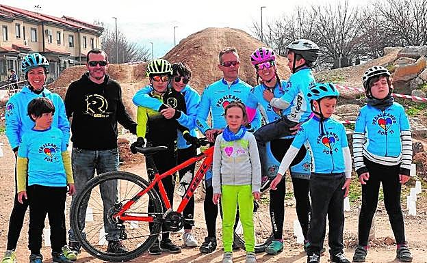 Carolina y sus ciclistas de Pedaleando por ti, el sábado pasado en el circuito de Maracena.