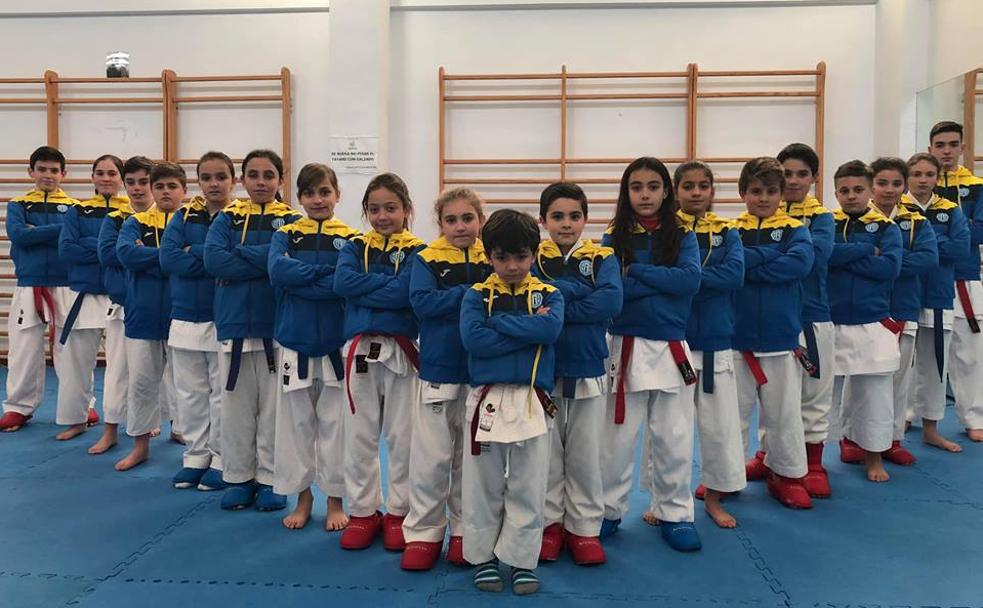 Los alumnos, sobre el tatami antes de empezar uno de los entrenamientos de la semana, en una clase muy poblada