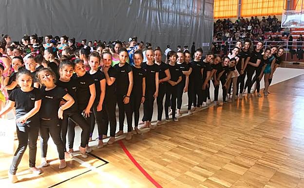 Más de ochenta niñas se han apuntado al reciente club creado de gimnasia rítmica, que era una de las demandas de los vecinos hasta hoy