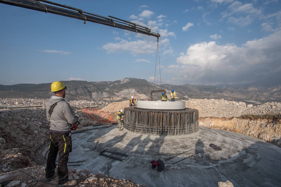 El modelo de Unión Eólica Andaluza y Wind Hunter alcanzará los 151 metros de altura y está cimentado sobre una base de hormigón de 20 metros de diámetro